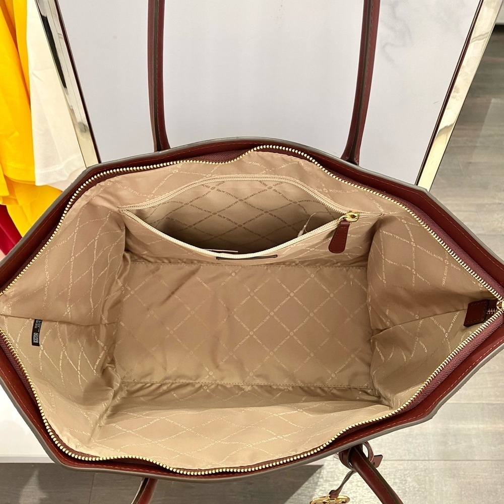 Michael Kors Avril Extra-Large
Leather Top-Zip Tote Bag In Oxblood
NWT - Picture 9 of 14